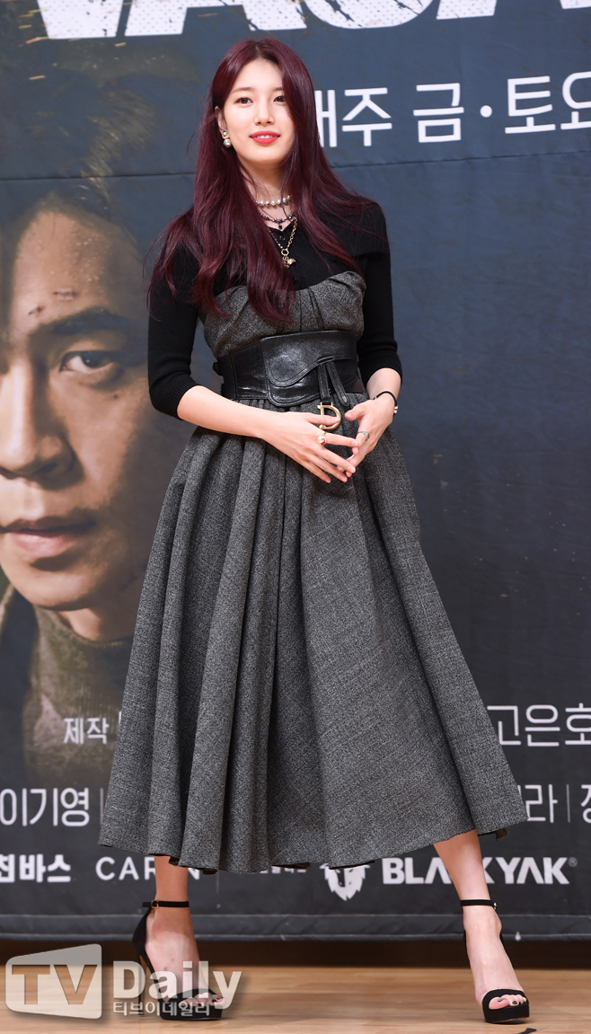 SBSs new gilt-toed production presentation of Vagabond (VAGABOND) (playplayplay by Jang Young-chul and director Yoo In-sik) was held at SBS in Mok-dong, Yangcheon-gu, Seoul on the afternoon of the 16th.Actor Lee Seung-gi, Bae Suzy, Shin Sung-rok, Moon Jin-hee and Hwang Bo Ra attended the Vagabond production presentation.Vagabond (VAGABOND) is a Lamar Jackson who uncovers a huge national corruption found by a man involved in a civil-commodity passenger plane crash in a concealed truth.It is an intelligence action melodrama with dangerous and naked adventures of family, affiliation, and even lost names.Vagabond starring Bae Suzy, Lee Seung-gi, Shin Sung-rok, Moon Jeong-hee, Hwang Bo Ra, Baek Yoon-sik, Lee Kyung-young and Moon Sung-geun, Jang Young-chul and Jung Kyung-soon, who had been in contact with Yoo In-sik in the incarnation, and Lee Gil-bok, who boasted outstanding visual beauty through Dr. Lamar Jackson Youre From the Stars and Romantic Doctor Kim Sabu,First broadcast on the 20th.[SBS New Gold Todd Vagabond (VAGABOND) production presentation