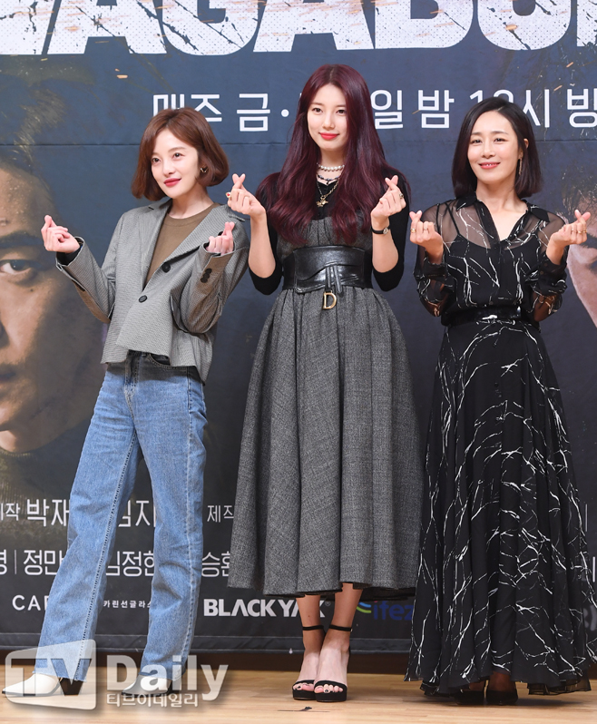 SBSs new gilt-toed production presentation of Vagabond (VAGABOND) (playplayplay by Jang Young-chul and director Yoo In-sik) was held at SBS in Mok-dong, Yangcheon-gu, Seoul on the afternoon of the 16th.Actors Lee Seung-gi, Bae Suzy, Shin Sung-rok, Moon Jin-hee and Hwang Bo Ra attended the Vagabond production presentation.Vagabond (VAGABOND) is a Lamar Jackson who uncovers a huge national corruption found by a man involved in a civil-commodity passenger plane crash in a concealed truth.It is an intelligence action melodrama with dangerous and naked adventures of family, affiliation, and even lost names.Vagabond starring Bae Suzy, Lee Seung-gi, Shin Sung-rok, Moon Jeong-hee, Hwang Bo Ra, Baek Yoon-sik, Lee Kyung-young and Moon Sung-geun, Jang Young-chul and Jung Kyung-soon, who had been in close contact with director Yoo In-sik, and Lee Gil-bok, who boasted outstanding visual beauty through Dr. Lamar Jackson Youre From the Stars and Romantic Doctor Kim Sabu,First broadcast on the 20th.[SBS New Gold Todd Vagabond (VAGABOND) production presentation
