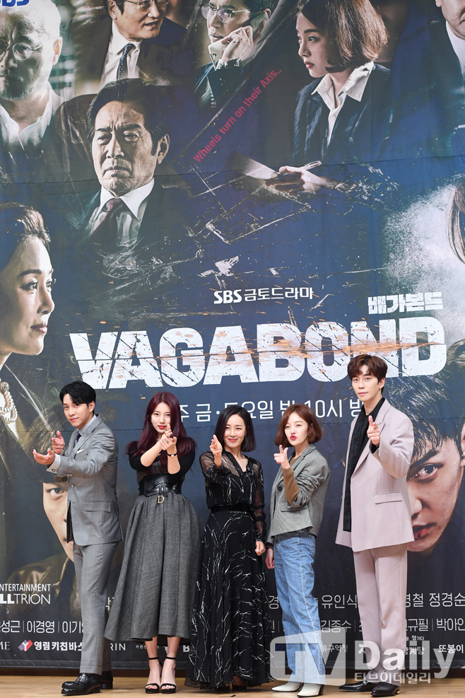 SBSs new gilt-toed production presentation of Vagabond (VAGABOND) (playplayplay by Jang Young-chul and director Yoo In-sik) was held at SBS in Mok-dong, Yangcheon-gu, Seoul on the afternoon of the 16th.Actors Lee Seung-gi, Bae Suzy, Shin Sung-rok, Moon Jin-hee and Hwang Bo Ra attended the Vagabond production presentation.Vagabond (VAGABOND) is a Lamar Jackson who uncovers a huge national corruption found by a man involved in a civil-commodity passenger plane crash in a concealed truth.It is an intelligence action melodrama with dangerous and naked adventures of family, affiliation, and even lost names.Vagabond starring Bae Suzy, Lee Seung-gi, Shin Sung-rok, Moon Jeong-hee, Hwang Bo Ra, Baek Yoon-sik, Lee Kyung-young and Moon Sung-geun, Jang Young-chul and Jung Kyung-soon, who had been in close contact with director Yoo In-sik, and Lee Gil-bok, who boasted outstanding visual beauty through Dr. Lamar Jackson Youre From the Stars and Romantic Doctor Kim Sabu,First broadcast on the 20th.[SBS New Gold Todd Vagabond (VAGABOND) production presentation