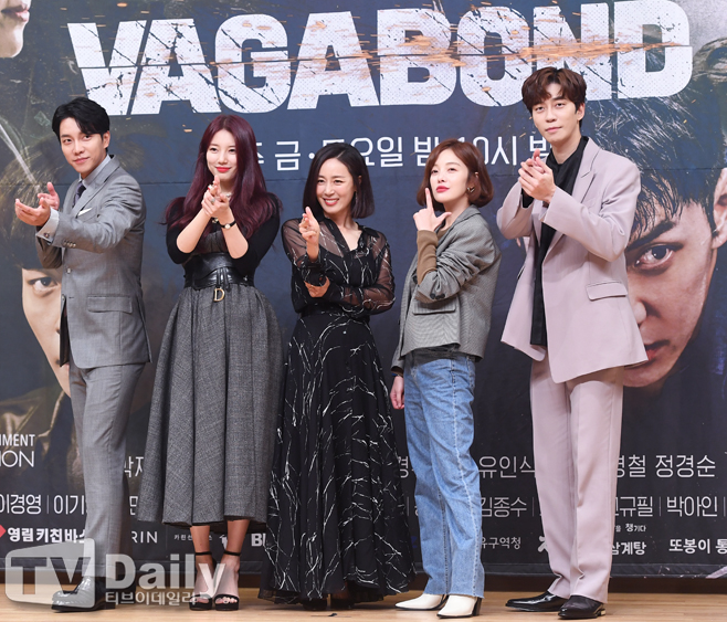SBSs new gilt-toed production presentation of Vagabond (VAGABOND) (playplayplay by Jang Young-chul and director Yoo In-sik) was held at SBS in Mok-dong, Yangcheon-gu, Seoul on the afternoon of the 16th.Actors Lee Seung-gi, Bae Suzy, Shin Sung-rok, Moon Jin-hee and Hwang Bo Ra attended the Vagabond production presentation.Vagabond (VAGABOND) is a Lamar Jackson who uncovers a huge national corruption found by a man involved in a civil-commodity passenger plane crash in a concealed truth.It is an intelligence action melodrama with dangerous and naked adventures of family, affiliation, and even lost names.Vagabond starring Bae Suzy, Lee Seung-gi, Shin Sung-rok, Moon Jeong-hee, Hwang Bo Ra, Baek Yoon-sik, Lee Kyung-young and Moon Sung-geun, Jang Young-chul and Jung Kyung-soon, who had been in close contact with director Yoo In-sik, and Lee Gil-bok, who boasted outstanding visual beauty through Dr. Lamar Jackson Youre From the Stars and Romantic Doctor Kim Sabu,First broadcast on the 20th.[SBS New Gold Todd Vagabond (VAGABOND) production presentation