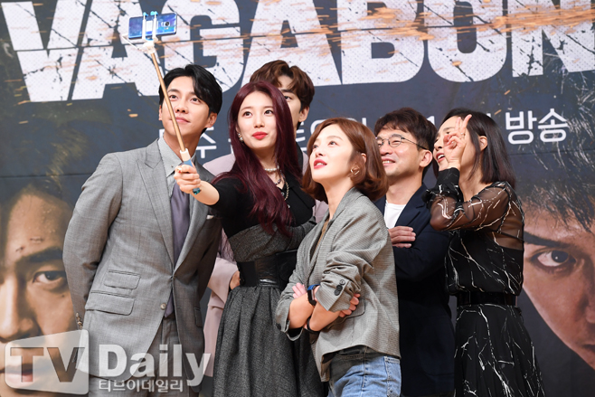 SBSs new gilt-toed production presentation of Vagabond (VAGABOND) (playplayplay by Jang Young-chul and director Yoo In-sik) was held at SBS in Mok-dong, Yangcheon-gu, Seoul on the afternoon of the 16th.Actors Lee Seung-gi, Bae Suzy, Shin Sung-rok, Moon Jin-hee and Hwang Bo Ra attended the Vagabond production presentation.Vagabond (VAGABOND) is a Lamar Jackson who uncovers a huge national corruption found by a man involved in a civil-commodity passenger plane crash in a concealed truth.It is an intelligence action melodrama with dangerous and naked adventures of family, affiliation, and even lost names.Vagabond starring Bae Suzy, Lee Seung-gi, Shin Sung-rok, Moon Jeong-hee, Hwang Bo Ra, Baek Yoon-sik, Lee Kyung-young and Moon Sung-geun, Jang Young-chul and Jung Kyung-soon, who had been in close contact with director Yoo In-sik, and Lee Gil-bok, who boasted outstanding visual beauty through Dr. Lamar Jackson Youre From the Stars and Romantic Doctor Kim Sabu,First broadcast on the 20th.[SBS New Gold Todd Vagabond (VAGABOND) production presentation