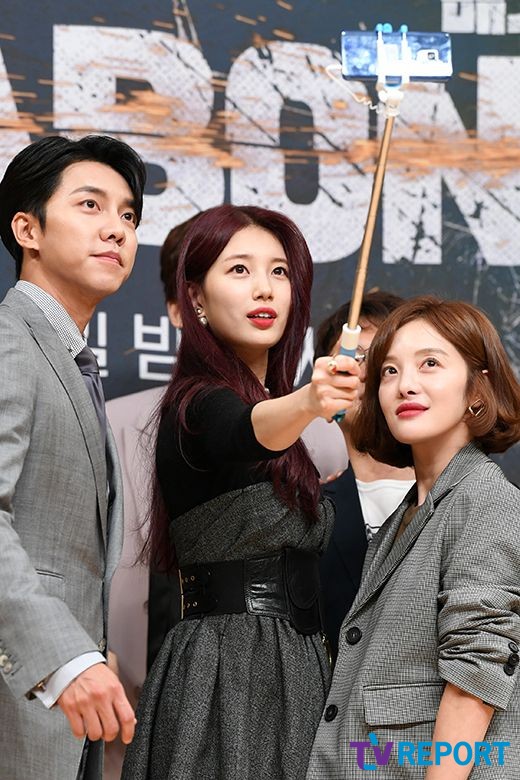 Actors Lee Seung-gi, Bae Suzy and Hwang Bo Ra attend the SBS gilt drama Bae Bond production presentation at the Mok-dong distinct SBS Mok-dong distinct office in Yangcheon-gu, Seoul on the afternoon of the 16th.Bond of the Boat, starring Lee Seung-gi, Bae Suzy, Shin Sung-rok, Moon Jung-hee and Hwang Bo Ra, will be broadcast on the 20th as a drama depicting the process of digging up a huge national corruption found by a man involved in a crash of a civilian passenger plane.