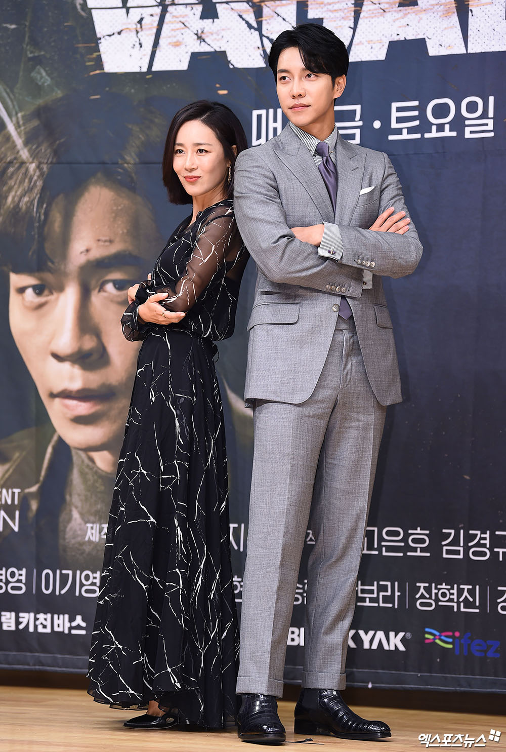 Actor Moon Jin-hee and Lee Seung-gi, who attended the SBS new gilt drama Vagabond production presentation held at SBS in Mok-dong, Seoul on the afternoon of the 16th, have photo time.