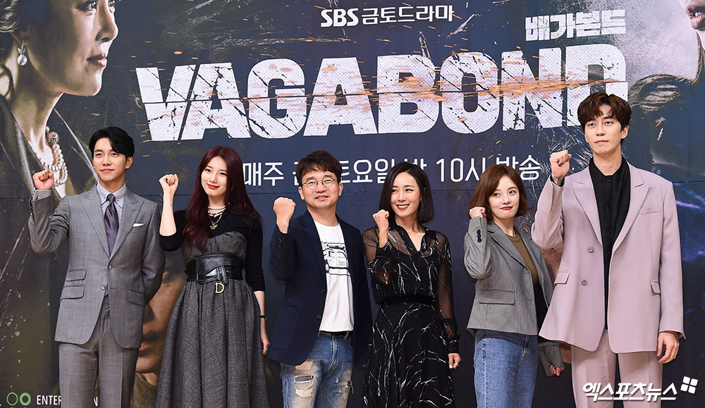 Actor Lee Seung-gi, reservoir, Yoo In-sik PD, Moon Jung-hee, Hwang Bo Ra, and Shin Sung-rok have photo time at the SBS new gilt drama Vagabond production presentation held at SBS in Mok-dong, Seoul on the afternoon of the 16th.