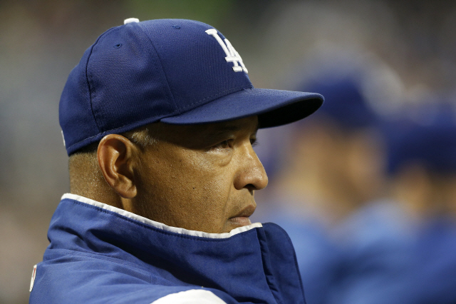 NEW YORK, NEW YORK - SEPTEMBER 13: Manager Dave Roberts #30 of the Los Angeles Dodgers looks on from the dugout during the third inning against the New York Mets at Citi Field on September 13, 2019 in New York City.   Jim McIsaac/Getty Images/AFP  == FOR NEWSPAPERS, INTERNET, TELCOS &amp; TELEVISION USE ONLY ==      &lt;저작권자(c) 연합뉴스, 무단 전재-재배포 금지&gt;