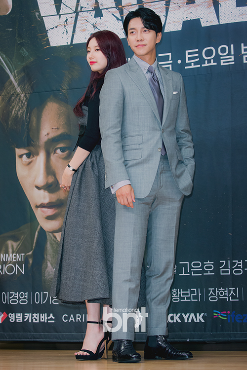 SBS New Gilt Drama Bond production presentation was held at Mok-dong distinct SBS in Seoul Yangcheon District on the afternoon of the 16th.Actor Bae Suzy, Lee Seung-gi has photo time.Bond is a drama that digs into a huge national corruption that a man involved in a civil airliner crash found in a concealed truth.Bae Suzy, Lee Seung-gi, Moon Jung-hee, Shin Sung-rok and others will be broadcasted at First Broadcasting at 10 pm on the 20th.news report