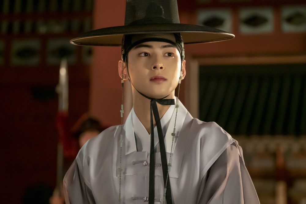 The connection between fate and fate over the 20 years surrounding the new recruits Shin Se-kyung and Cha Eun-woo is a hot topic every day.Starting with the secret of the birth of the two people who are gradually being revealed, there is growing interest in what the truth is, from the anti-government that overturned Joseon 20 years ago and Seoraewon.The MBC drama Na Hae-ryung (played by Kim Ho-su / directed by Kang Il-su, Han Hyun-hee / produced by Chorokbaem Media) was the first problematic first lady of Joseon () Na Hae-ryung (Shin Se-kyung) and the Phil of Prince Lee Rim (Cha Eun-woo) Full romance annals.Park Ki-woong, Lee Ji-hoon, Park Ji-hyun and other young actors, Kim Yeo-jin, Kim Min-Sang, Choi Deok-moon, and Sung Ji-ru.The new employee, Na Hae-ryung, has been loved by viewers for six consecutive weeks, keeping the top spot in the water drama.Among them, three linkages, which will be a key point in the development, will be released this week, stimulating the desire for the main room shooter.The Secret of Birth; the undisclosed Shin Se-kyung - Cha Eun-woos past! Who is their father!Earlier, Na Hae-ryungs father was revealed to be Seo Moon-jik (Lee Seung-hyo), the head of Seoraewon, which focused attention on viewers.Through the meeting with Na Hae-ryungs brother, Koo Jae-kyung (Fairy-hwan), Na Hae-ryung is shocked to realize that Na Hae-ryung is his teacher and daughter of literary work, Na Hae-ryungs childhood and interest in her father is growing.At the same time, the secret of the birth of Irim is gradually revealed.He knew that he was the son of Kim Min-Sang, the son of the current king Hamyoung-gun, and the brother of the crown prince, Lee Jin (Park Ki-woong), and was hinted to be the son of the king, Lee Kyum (Yoon Jong-hoon).How Lee Lim will know the secret of his birth and respond, and who his father, the king, is, will be a point of observation that should not be missed.#20_Jeon_Reflection; The events around the area that shook Joseon! Kim Yeo-jin - Kim Min-Sang - What is the truth that Choi Deok-moon conceals?In addition, the tension of War without gunfire, which is being carried out by Kim Yeo-jin, Ham Young-gun, and Choi Deok-moon, is gradually rising.Ikpyeong, who gave a great power to Ham Young-gun and the back of the throne by driving out Lims son,Compared to Lim, Hamyoung, and Ikpyeong are the only ones who know the truth of the day and the past 20 years ago, and they are curious about what the key to the secret they hold.# Seoraewon; Gonghwan - Jeon Ye-seo center movement capture! What is the identity of Seoraewon? Amplifying interest!Above all, the movement of Seoraewon forces including Mohwa and Jaegyeong is unusual.Especially, through Ham Young-gun and Ikpyeong who want to use the flag and remove the mother-of-pearl, and Ims appearance that protects her secretly, it was found that the mother-of-pearl and Seoraewon are closely related to the past events.In addition, the deep relationship between Na Hae-ryung and Seoraewon has been revealed, and the interest of viewers about Seoraewons identity is increasing day by day.Therefore, attention is focused on how the stories of those who are entangled around Seoraewon will be revealed.The new employee, Na Hae-ryung, said, The vortex will be swirling as the truth about Seoraewon and the past that penetrate the entire drama is revealed 20 years ago.Among them, the question is that the palace will be overturned and the play will change.I would appreciate it if you can check this broadcast on how the fate of Na Hae-ryung and Irim will flow, he said.Shin Se-kyung, Cha Eun-woo, and Park Ki-woong will appear in the Na Hae-ryung on Wednesday, 18th at 8:55 pm 33-34 times.iMBC  Photos