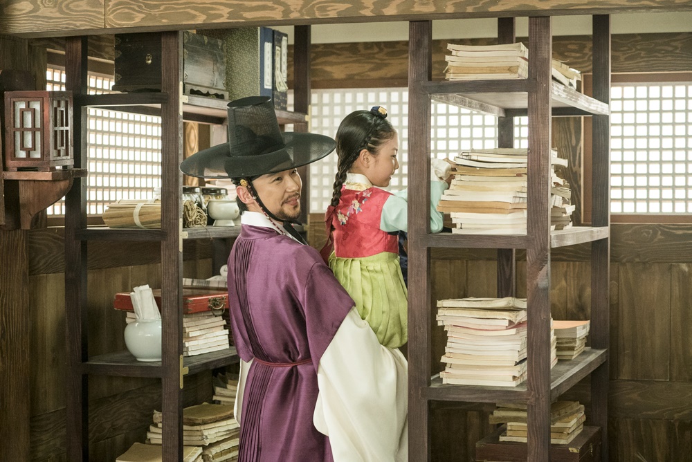The connection between fate and fate over the 20 years surrounding the new recruits Shin Se-kyung and Cha Eun-woo is a hot topic every day.Starting with the secret of the birth of the two people who are gradually being revealed, there is growing interest in what the truth is, from the anti-government that overturned Joseon 20 years ago and Seoraewon.The MBC drama Na Hae-ryung (played by Kim Ho-su / directed by Kang Il-su, Han Hyun-hee / produced by Chorokbaem Media) was the first problematic first lady of Joseon () Na Hae-ryung (Shin Se-kyung) and the Phil of Prince Lee Rim (Cha Eun-woo) Full romance annals.Park Ki-woong, Lee Ji-hoon, Park Ji-hyun and other young actors, Kim Yeo-jin, Kim Min-Sang, Choi Deok-moon, and Sung Ji-ru.The new employee, Na Hae-ryung, has been loved by viewers for six consecutive weeks, keeping the top spot in the water drama.Among them, three linkages, which will be a key point in the development, will be released this week, stimulating the desire for the main room shooter.The Secret of Birth; the undisclosed Shin Se-kyung - Cha Eun-woos past! Who is their father!Earlier, Na Hae-ryungs father was revealed to be Seo Moon-jik (Lee Seung-hyo), the head of Seoraewon, which focused attention on viewers.Through the meeting with Na Hae-ryungs brother, Koo Jae-kyung (Fairy-hwan), Na Hae-ryung is shocked to realize that Na Hae-ryung is his teacher and daughter of literary work, Na Hae-ryungs childhood and interest in her father is growing.At the same time, the secret of the birth of Irim is gradually revealed.He knew that he was the son of Kim Min-Sang, the son of the current king Hamyoung-gun, and the brother of the crown prince, Lee Jin (Park Ki-woong), and was hinted to be the son of the king, Lee Kyum (Yoon Jong-hoon).How Lee Lim will know the secret of his birth and respond, and who his father, the king, is, will be a point of observation that should not be missed.#20_Jeon_Reflection; The events around the area that shook Joseon! Kim Yeo-jin - Kim Min-Sang - What is the truth that Choi Deok-moon conceals?In addition, the tension of War without gunfire, which is being carried out by Kim Yeo-jin, Ham Young-gun, and Choi Deok-moon, is gradually rising.Ikpyeong, who gave a great power to Ham Young-gun and the back of the throne by driving out Lims son,Compared to Lim, Hamyoung, and Ikpyeong are the only ones who know the truth of the day and the past 20 years ago, and they are curious about what the key to the secret they hold.# Seoraewon; Gonghwan - Jeon Ye-seo center movement capture! What is the identity of Seoraewon? Amplifying interest!Above all, the movement of Seoraewon forces including Mohwa and Jaegyeong is unusual.Especially, through Ham Young-gun and Ikpyeong who want to use the flag and remove the mother-of-pearl, and Ims appearance that protects her secretly, it was found that the mother-of-pearl and Seoraewon are closely related to the past events.In addition, the deep relationship between Na Hae-ryung and Seoraewon has been revealed, and the interest of viewers about Seoraewons identity is increasing day by day.Therefore, attention is focused on how the stories of those who are entangled around Seoraewon will be revealed.The new employee, Na Hae-ryung, said, The vortex will be swirling as the truth about Seoraewon and the past that penetrate the entire drama is revealed 20 years ago.Among them, the question is that the palace will be overturned and the play will change.I would appreciate it if you can check this broadcast on how the fate of Na Hae-ryung and Irim will flow, he said.Shin Se-kyung, Cha Eun-woo, and Park Ki-woong will appear in the Na Hae-ryung on Wednesday, 18th at 8:55 pm 33-34 times.iMBC  Photos