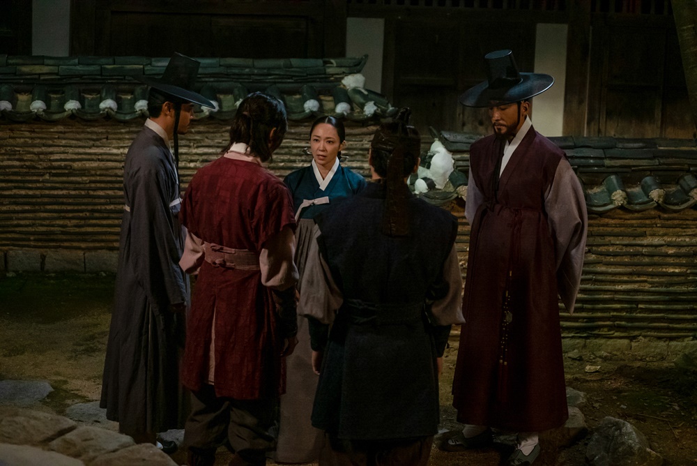 The connection between fate and fate over the 20 years surrounding the new recruits Shin Se-kyung and Cha Eun-woo is a hot topic every day.Starting with the secret of the birth of the two people who are gradually being revealed, there is growing interest in what the truth is, from the anti-government that overturned Joseon 20 years ago and Seoraewon.The MBC drama Na Hae-ryung (played by Kim Ho-su / directed by Kang Il-su, Han Hyun-hee / produced by Chorokbaem Media) was the first problematic first lady of Joseon () Na Hae-ryung (Shin Se-kyung) and the Phil of Prince Lee Rim (Cha Eun-woo) Full romance annals.Park Ki-woong, Lee Ji-hoon, Park Ji-hyun and other young actors, Kim Yeo-jin, Kim Min-Sang, Choi Deok-moon, and Sung Ji-ru.The new employee, Na Hae-ryung, has been loved by viewers for six consecutive weeks, keeping the top spot in the water drama.Among them, three linkages, which will be a key point in the development, will be released this week, stimulating the desire for the main room shooter.The Secret of Birth; the undisclosed Shin Se-kyung - Cha Eun-woos past! Who is their father!Earlier, Na Hae-ryungs father was revealed to be Seo Moon-jik (Lee Seung-hyo), the head of Seoraewon, which focused attention on viewers.Through the meeting with Na Hae-ryungs brother, Koo Jae-kyung (Fairy-hwan), Na Hae-ryung is shocked to realize that Na Hae-ryung is his teacher and daughter of literary work, Na Hae-ryungs childhood and interest in her father is growing.At the same time, the secret of the birth of Irim is gradually revealed.He knew that he was the son of Kim Min-Sang, the son of the current king Hamyoung-gun, and the brother of the crown prince, Lee Jin (Park Ki-woong), and was hinted to be the son of the king, Lee Kyum (Yoon Jong-hoon).How Lee Lim will know the secret of his birth and respond, and who his father, the king, is, will be a point of observation that should not be missed.#20_Jeon_Reflection; The events around the area that shook Joseon! Kim Yeo-jin - Kim Min-Sang - What is the truth that Choi Deok-moon conceals?In addition, the tension of War without gunfire, which is being carried out by Kim Yeo-jin, Ham Young-gun, and Choi Deok-moon, is gradually rising.Ikpyeong, who gave a great power to Ham Young-gun and the back of the throne by driving out Lims son,Compared to Lim, Hamyoung, and Ikpyeong are the only ones who know the truth of the day and the past 20 years ago, and they are curious about what the key to the secret they hold.# Seoraewon; Gonghwan - Jeon Ye-seo center movement capture! What is the identity of Seoraewon? Amplifying interest!Above all, the movement of Seoraewon forces including Mohwa and Jaegyeong is unusual.Especially, through Ham Young-gun and Ikpyeong who want to use the flag and remove the mother-of-pearl, and Ims appearance that protects her secretly, it was found that the mother-of-pearl and Seoraewon are closely related to the past events.In addition, the deep relationship between Na Hae-ryung and Seoraewon has been revealed, and the interest of viewers about Seoraewons identity is increasing day by day.Therefore, attention is focused on how the stories of those who are entangled around Seoraewon will be revealed.The new employee, Na Hae-ryung, said, The vortex will be swirling as the truth about Seoraewon and the past that penetrate the entire drama is revealed 20 years ago.Among them, the question is that the palace will be overturned and the play will change.I would appreciate it if you can check this broadcast on how the fate of Na Hae-ryung and Irim will flow, he said.Shin Se-kyung, Cha Eun-woo, and Park Ki-woong will appear in the Na Hae-ryung on Wednesday, 18th at 8:55 pm 33-34 times.iMBC  Photos