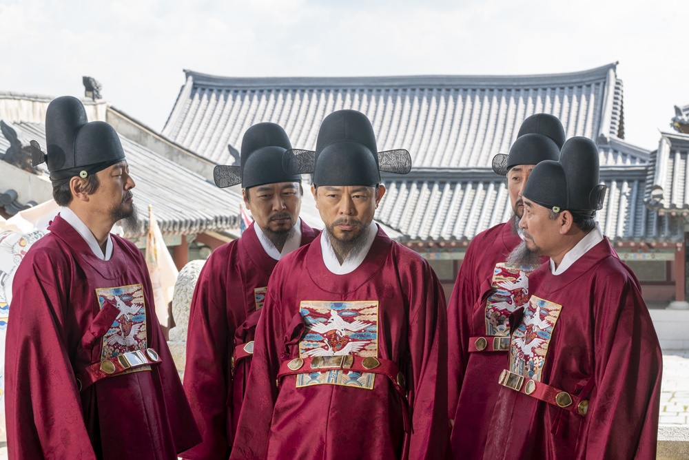 The connection between fate and fate over the 20 years surrounding the new recruits Shin Se-kyung and Cha Eun-woo is a hot topic every day.Starting with the secret of the birth of the two people who are gradually being revealed, there is growing interest in what the truth is, from the anti-government that overturned Joseon 20 years ago and Seoraewon.The MBC drama Na Hae-ryung (played by Kim Ho-su / directed by Kang Il-su, Han Hyun-hee / produced by Chorokbaem Media) was the first problematic first lady of Joseon () Na Hae-ryung (Shin Se-kyung) and the Phil of Prince Lee Rim (Cha Eun-woo) Full romance annals.Park Ki-woong, Lee Ji-hoon, Park Ji-hyun and other young actors, Kim Yeo-jin, Kim Min-Sang, Choi Deok-moon, and Sung Ji-ru.The new employee, Na Hae-ryung, has been loved by viewers for six consecutive weeks, keeping the top spot in the water drama.Among them, three linkages, which will be a key point in the development, will be released this week, stimulating the desire for the main room shooter.The Secret of Birth; the undisclosed Shin Se-kyung - Cha Eun-woos past! Who is their father!Earlier, Na Hae-ryungs father was revealed to be Seo Moon-jik (Lee Seung-hyo), the head of Seoraewon, which focused attention on viewers.Through the meeting with Na Hae-ryungs brother, Koo Jae-kyung (Fairy-hwan), Na Hae-ryung is shocked to realize that Na Hae-ryung is his teacher and daughter of literary work, Na Hae-ryungs childhood and interest in her father is growing.At the same time, the secret of the birth of Irim is gradually revealed.He knew that he was the son of Kim Min-Sang, the son of the current king Hamyoung-gun, and the brother of the crown prince, Lee Jin (Park Ki-woong), and was hinted to be the son of the king, Lee Kyum (Yoon Jong-hoon).How Lee Lim will know the secret of his birth and respond, and who his father, the king, is, will be a point of observation that should not be missed.#20_Jeon_Reflection; The events around the area that shook Joseon! Kim Yeo-jin - Kim Min-Sang - What is the truth that Choi Deok-moon conceals?In addition, the tension of War without gunfire, which is being carried out by Kim Yeo-jin, Ham Young-gun, and Choi Deok-moon, is gradually rising.Ikpyeong, who gave a great power to Ham Young-gun and the back of the throne by driving out Lims son,Compared to Lim, Hamyoung, and Ikpyeong are the only ones who know the truth of the day and the past 20 years ago, and they are curious about what the key to the secret they hold.# Seoraewon; Gonghwan - Jeon Ye-seo center movement capture! What is the identity of Seoraewon? Amplifying interest!Above all, the movement of Seoraewon forces including Mohwa and Jaegyeong is unusual.Especially, through Ham Young-gun and Ikpyeong who want to use the flag and remove the mother-of-pearl, and Ims appearance that protects her secretly, it was found that the mother-of-pearl and Seoraewon are closely related to the past events.In addition, the deep relationship between Na Hae-ryung and Seoraewon has been revealed, and the interest of viewers about Seoraewons identity is increasing day by day.Therefore, attention is focused on how the stories of those who are entangled around Seoraewon will be revealed.The new employee, Na Hae-ryung, said, The vortex will be swirling as the truth about Seoraewon and the past that penetrate the entire drama is revealed 20 years ago.Among them, the question is that the palace will be overturned and the play will change.I would appreciate it if you can check this broadcast on how the fate of Na Hae-ryung and Irim will flow, he said.Shin Se-kyung, Cha Eun-woo, and Park Ki-woong will appear in the Na Hae-ryung on Wednesday, 18th at 8:55 pm 33-34 times.iMBC  Photos