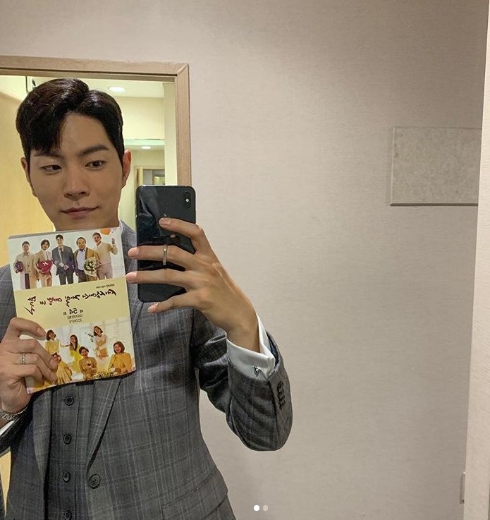 ..Han Tae-ju, who is sorry to sendHong Jong-Hyun posted two photos on his SNS on the 17th with an article entitled Last Script # Now Pretty Wife daughter.In the open photo, Hong Jong-Hyun stands in front of the mirror and holds the script of KBS2 My Pretty Daughter in the World (54 times).The warm visuals of Hong Jong-Hyun smiling at the camera catch the eye.The fans who encountered the photos responded such as I was troubled, Happy ending and Han Tae-ju fighting.Hong Jong-Hyun, who plays the role of Han Tae-ju in the KBS2 weekend drama The Most Beautiful Daughter in the World, expresses all the processes from New employee Han Tae-joo to Han Tae-joo, Managing Director of Hansung Apparel and expresses the emotions that change deeply and deeply.Meanwhile, My Prettyst Daughter in the World has a total of 108 episodes, leaving only two episodes to the end: Saturday, 7:55 p.m.