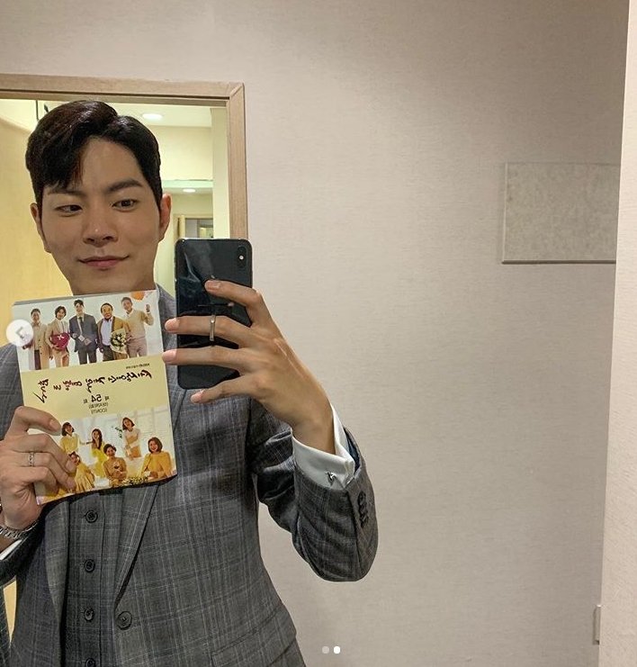 ..Han Tae-ju, who is sorry to sendHong Jong-Hyun posted two photos on his SNS on the 17th with an article entitled Last Script # Now Pretty Wife daughter.In the open photo, Hong Jong-Hyun stands in front of the mirror and holds the script of KBS2 My Pretty Daughter in the World (54 times).The warm visuals of Hong Jong-Hyun smiling at the camera catch the eye.The fans who encountered the photos responded such as I was troubled, Happy ending and Han Tae-ju fighting.Hong Jong-Hyun, who plays the role of Han Tae-ju in the KBS2 weekend drama The Most Beautiful Daughter in the World, expresses all the processes from New employee Han Tae-joo to Han Tae-joo, Managing Director of Hansung Apparel and expresses the emotions that change deeply and deeply.Meanwhile, My Prettyst Daughter in the World has a total of 108 episodes, leaving only two episodes to the end: Saturday, 7:55 p.m.