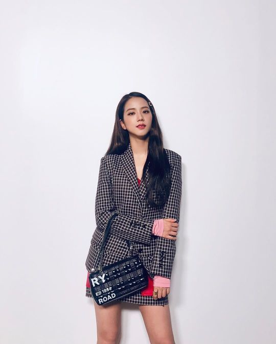 Group BLACKPINK member JiSoo boasted elegant beautiful looks.JiSoo posted several photos on her Instagram page on September 17.Inside the photo was a picture of JiSoo in a checkered suit, who stares at the camera with alluring eyes.JiSoos elegant beautiful looks and slender body without a touch captivates the eye.Fans who responded to the photos responded I want to see JiSoo too, I am really beautiful and I am proud.delay stock