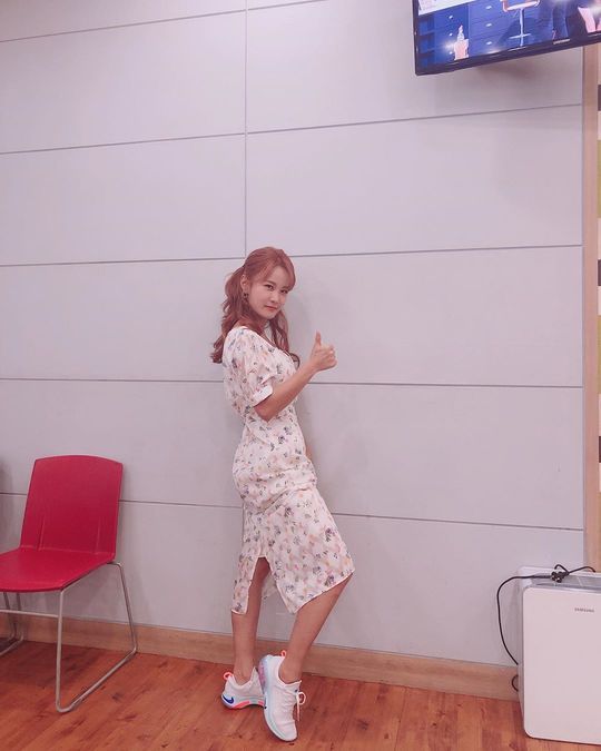 Gagwoman Kim Ji-min thanked her best friend Park Na-rae.Kim Ji-min wrote on his Instagram on September 16, Gift is just a schedule car.I will wear well and posted three photos.Kim Ji-min in the open photo is posing in a shoe that Park Na-rae gave him Gift.The pleasant pose of the bone man and the beautiful atmosphere are noticeable.Park So-hee