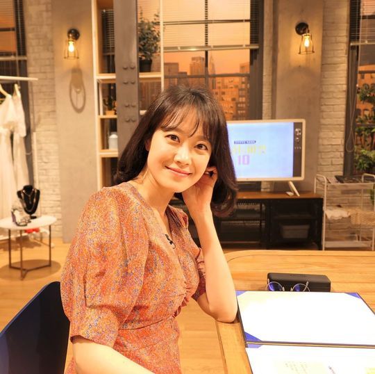 Moon Ji-ae, a broadcaster, boasted her innocent beauty.Moon Ji-ae posted a picture on her Instagram page on September 17.In the photo, Moon Ji-ae in a dress is shown. Moon Ji-ae smiles brightly at the camera.Moon Ji-aes white-green skin and large and clear eyes make her look more beautiful.The fans who responded to the photos responded such as My sister is pretty, It is really beautiful and I am only eating old.delay stock