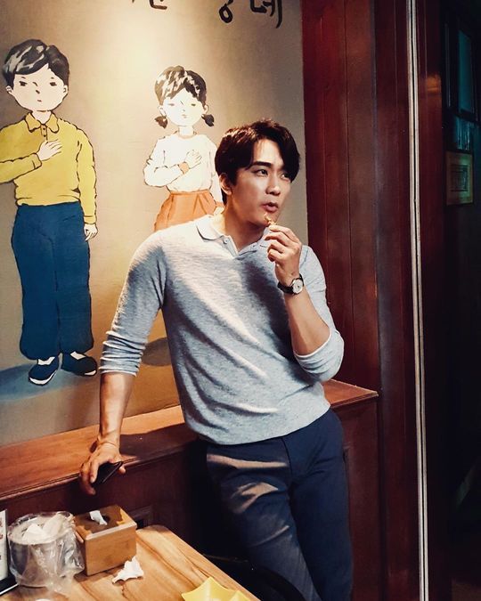 Song Seung-heon showed off her Big Lebowski visualsActor Song Seung-heon wrote on his Instagram account on September 17: Taste dinner!# The Big Lebowski Show #Song Seung-heon # tvN and posted three photos.In the open photo, Song Seung-heon is leaning on a table inside a restaurant and showing off his handsome face.Song Seung-heon, who is taking various poses in comfortable clothes, reveals his charm and focuses attention according to his expression.bak-beauty