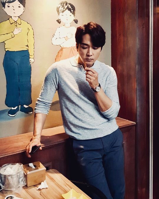 Song Seung-heon showed off her Big Lebowski visualsActor Song Seung-heon wrote on his Instagram account on September 17: Taste dinner!# The Big Lebowski Show #Song Seung-heon # tvN and posted three photos.In the open photo, Song Seung-heon is leaning on a table inside a restaurant and showing off his handsome face.Song Seung-heon, who is taking various poses in comfortable clothes, reveals his charm and focuses attention according to his expression.bak-beauty