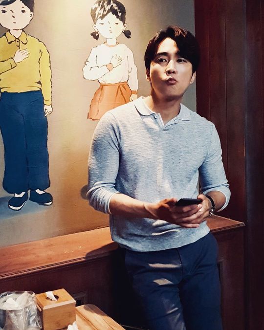Song Seung-heon showed off her Big Lebowski visualsActor Song Seung-heon wrote on his Instagram account on September 17: Taste dinner!# The Big Lebowski Show #Song Seung-heon # tvN and posted three photos.In the open photo, Song Seung-heon is leaning on a table inside a restaurant and showing off his handsome face.Song Seung-heon, who is taking various poses in comfortable clothes, reveals his charm and focuses attention according to his expression.bak-beauty