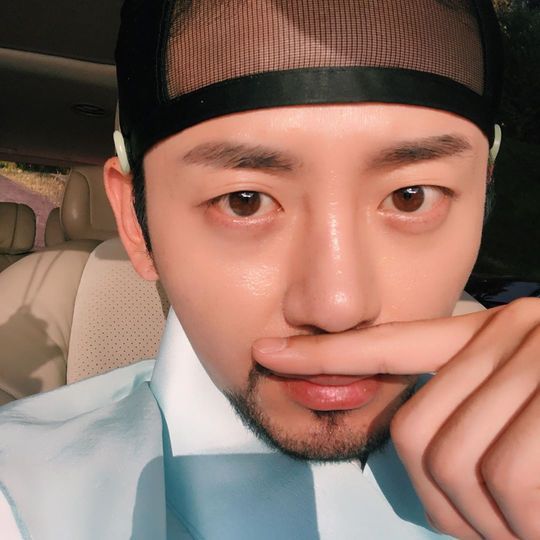 Actor Lee Ji-hoon left a close-up Selfie full of cuteness.On September 17, Lee Ji-hoon posted a picture through his SNS. In the photo, Lee Ji-hoon boasts a clean face suitable for historical drama, while covering his nose with his fingers.In this photo, which seems to cover the beard attached for the makeup, the netizens showed various reactions such as It is literally like an egg and It is handsome even if you put a beard.Lee Ji-hoon, who has accumulated his acting skills through various dramas such as KBS 2TV School 2013 and SBS Blue Sea Legend, has recently appeared on MBC New Entrepreneur Koo Hae-ryong and has been well received.heo seon-cheol