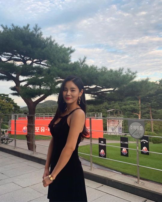 Jo Jung-min and Jo Jung-min met.Trot Singer Jo Jung-min told his Instagram on September 17th, # Olfo Yurenoma Championship 2019 I was singing on such a good stage with my relationship with pretty golf wear ~ I met Joe Jung-min who is Cheering.The weather is clear and refreshing, so I feel good. Jo Jung-min in the open photo poses in the background of the golf course.Jo Jung-min, who wears a sexy black dress with a sense of volume, focuses attention on his unique cola bottle body.bak-beauty