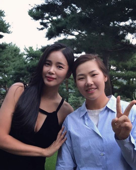 Jo Jung-min and Jo Jung-min met.Trot Singer Jo Jung-min told his Instagram on September 17th, # Olfo Yurenoma Championship 2019 I was singing on such a good stage with my relationship with pretty golf wear ~ I met Joe Jung-min who is Cheering.The weather is clear and refreshing, so I feel good. Jo Jung-min in the open photo poses in the background of the golf course.Jo Jung-min, who wears a sexy black dress with a sense of volume, focuses attention on his unique cola bottle body.bak-beauty