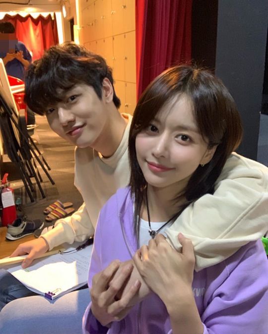 Han Bo-reum and Shin Won-ho reunited after eight yearsActor Han Bo-reum posted a picture on his instagram on September 17 with an article entitled The first shot of The Lovers of the Palace! I met with a little boy in eight years.Han Bo-reum in the public photo is posing affectionately with Shin Won-ho on the set.Shin Won-ho reveals a sturdy South Sachin side as he drapes his long arms around Han Bo-reums shouldersbak-beauty