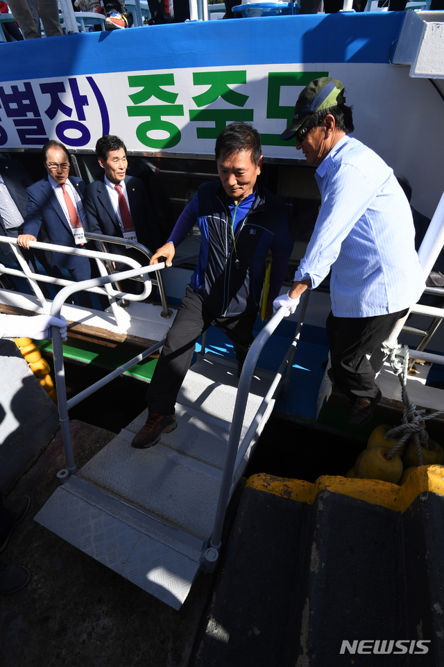 【거제=뉴시스】 차용현 기자 = 17일 오후 대통령 별장 등으로 인해 일반인 출입이 통제됐던 경남 거제시 소재 저도가 47년 만에 처음으로 개방된 가운데 첫 탐방객인 최영만(65)씨가 여객선에서 저도항 선착장에 첫발을 내딛고 있다. 2019.09.17.     con@newsis.com