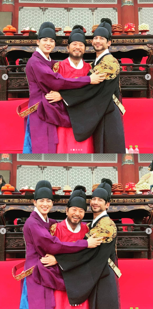 Actor Cha Eun-woo, Park Ki-woong and Kim Min-Sang showed a friendly Wealthy picture.Park Ki-woong posted a picture on his SNS on the afternoon of the 17th, Good father and sons between real theories, along with Cha Eun-woo and Kim Min-Sang.The three actors in the photo are not only posing affectionately, but also staring at the camera with a bright smile.They are appearing together on MBC Drama Na Hae-ryung.Park Ki-woong plays the role of Seja Binary.Cha Eun-woo plays the role of Dowon Daegun Irim, the brother of Park Ki-woong in the play, and Kim Min-Sang plays the role of King Lee Tae of Joseon.In other words, they come out as fathers and sons in the play. Park Ki-woongs explanation refers to the roles in the play.The new employee, Na Hae-ryung, is featured on the tree every week by three actors who show off chemistry like pro-Wealthy.