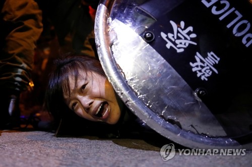 방패에 짓눌린 홍콩 시위자 (홍콩 로이터=연합뉴스) '범죄인 인도 법안'(송환법) 반대 시위자가 2일 홍콩 몽콕 경찰서 밖에서 시위를 벌이다 경찰에 제압되고 있다. bulls@yna.co.kr