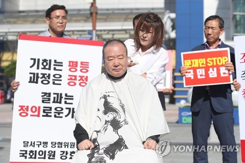 강효상 의원, 조국 장관 사퇴 촉구하며 삭발 (대구=연합뉴스) 김현태 기자 = 17일 오후 동대구역 광장에서 자유한국당 강효상 의원이 조국 법무부 장관의 사퇴를 촉구하며 삭발하고 있다. 2019.9.17 mtkht@yna.co.kr