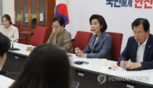 기자간담회하는 나경원 (서울=연합뉴스) 하사헌 기자 = 자유한국당 나경원 원내대표가 17일 오후 국회 원내대표실에서 기자간담회를 하고 있다.  2019.9.17 toadboy@yna.co.kr