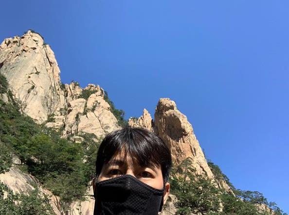 Actor Jung Woo-sung showed off his warm visuals.Jung Woo-sung uploaded a picture to his SNS on the 18th.In the photo, he is staring at the Camera wearing a black Mask against the background of the blue sky.Even though more than half of the face is covered, the warm atmosphere of Jung Woo-sung focuses attention.On the other hand, Jung Woo-sung is about to release the movie The Animals Who Want to Hold the Jeep and The Summit as his next film.