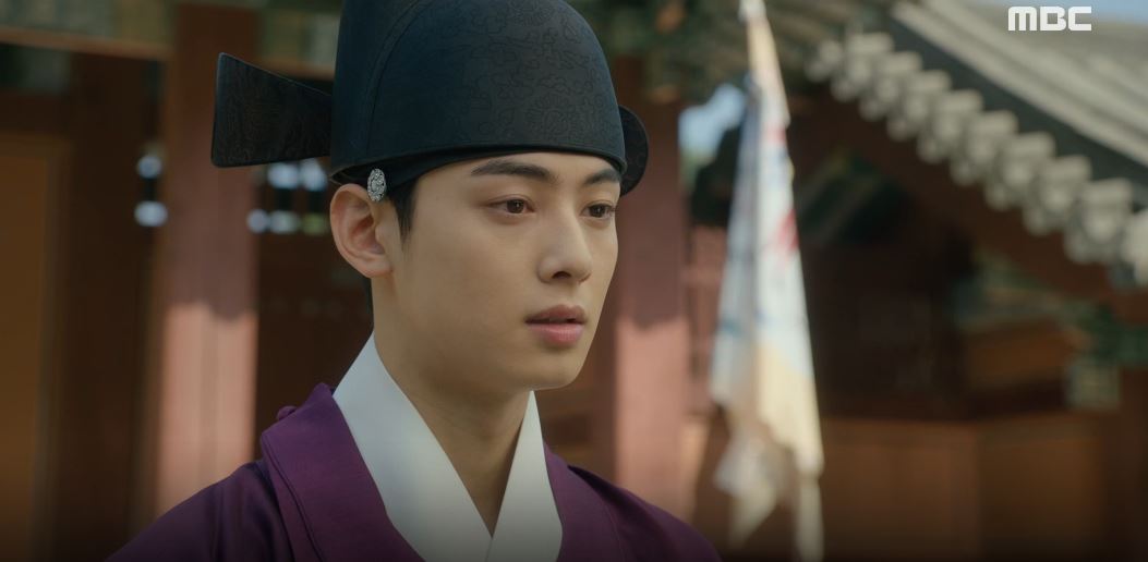 Cha Eun-woo expressed his regrets to Shin Se-kyung.Lee Rim (Cha Eun-woo) Rookie Historian Goo Hae-ryung (Shin Se-kyung) were the main actors of the MBC tree mini series Rookie Historian Goo Hae-ryungplayplayed by Kim Ho-soo/directed by Kang Il-soo, Han Hyun-hee) which aired on the 18th (Wednesday) Yoon Jong-hoon)s tomb was depicted.After finding Lees tomb, Irim began to talk to Dae-bae (Kim Yeo-jin), who was sad about the loss of the wedding ceremony, and Irim said, I do not want to marry.There are not many devices, he said. The preparations were asked about the officers thoughts.Rookie Historian Goo Hae-ryung praised Lee Lim, saying, No GLOW is enough.Irim, who came out, told Rookie Historian Goo Hae-ryung, who had previously refused to confess his love, Do not feel uncomfortable, you have to keep meeting.Rookie Historian Goo Hae-ryung said, I am careful. Lee said, So you scratch my stomach with the word that it is not worthy of any GLOW?I did my best to you and Im not sorry, so please treat me like nothing happened, he said.Viewers have various SNS and portal sites, You have a plan for all the preparations, Harim is torn, A sure Taoyuan who lives with the ball.I still see sadness. On the other hand, New Entrance Officer Rookie Historian Goo Hae-ryung is a fiction historical drama depicting the first problematic first lady () Rookie Historian Goo Hae-ryung of Joseon and the full romance of Prince Lee Rims Phil.It is broadcast every Wednesday and Thursday at 8:55 pm.iMBC  MBC Screen Capture