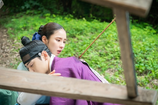 The new recruits, Na Hae-ryung, Shin Se-kyung and Cha Eun-woo, are attacked and panicked on their way.In particular, Cha Eun-woo is caught in the shape of Shin Se-kyung and shot at her instead of the arrow that flew to her.The MBC drama Na Hae-ryung (played by Kim Ho-soo / directed by Kang Il-soo, Han Hyun-hee / produced Green Snake Media) released the images of Koo and Lee Rim (played by Shin Se-kyung) who were attacked by surprise on September 18.Na Hae-ryung, starring Shin Se-kyung, Cha Eun-woo, and Park Ki-woong, is the first problematic first lady () of Joseon and the full-length romance of Prince Irim, the anti-war mother solo.Lee Ji-hoon, Park Ji-hyun and other young actors, Kim Ji-jin, Kim Min-sang, Choi Duk-moon, and Sung Ji-ru.In the 29-32 episode of the new cadet last week, Na Hae-ryung and Irim, who faced a romance crisis due to the sudden preparation of the wedding ceremony, were portrayed.Na Hae-ryung finally refused Lees love confession, and the two of them were excited by each others mixed hearts and stimulated the tears of viewers.In the photo, Na Hae-ryung and Irim were suddenly attacked while they were on their way. Unexpected arrows flew to those who were peacefully heading somewhere.The scene where Na Hae-ryung, who is frozen as it is when he sees the arrows falling in front of him, and the scene where he became a mess from the inside Husambo (Seongjiru) to the surprised Nines catches his eye.Above all, Irim is hit by an arrow that flew to Na Hae-ryung instead, robbing the Sight.Na Hae-ryung wraps around him and looks at where he has flown from. In the end, he can feel his gentle heart toward Na Hae-ryung through his loss of mind.Na Hae-ryung is looking at the arrows on his shoulder with a trembling eye, holding him down without power, and he is interested in who will be able to be safe and who will be behind this incident.kim myeong-mi
