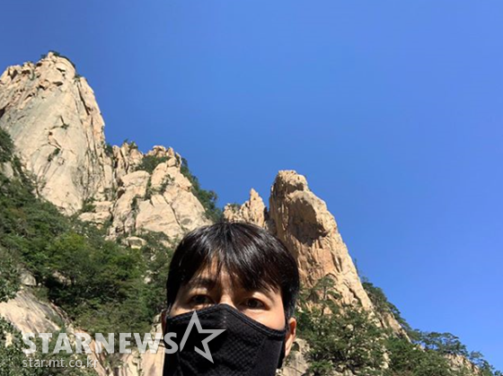 Actor Jung Woo-sung showed off his piece lookJung Woo-sung posted a picture on his Instagram on the 18th.Jung Woo-sung in the photo stares at the camera with his face covered in black mask against the back mountain.In particular, Jung Woo-sung boasts a deep eye even on the face covered with Mask, and Jung Woo-sungs perfect appearance attracts attention.The netizens who encountered this came up with various reactions such as I am like climbing, I am good looking and I am the best appearance.
