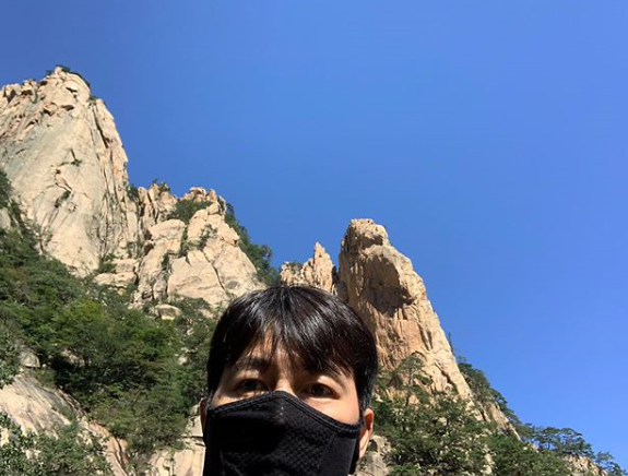 Actor Jung Woo-sung reported on the current situation.Jung Woo-sung posted a photo on his Instagram account on Wednesday.Jung Woo-sung in the public photo is taking a selfie in the background of a clear sky.Jung Woo-sung is eye-catching because he shows off his uncoverable warm visuals despite writing Mask.On the other hand, Jung Woo-sung recently appeared in TVN entertainment Shishi Sekisui - Mountain Village.Photo: Jung Woo-sung Instagram