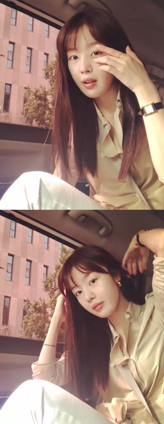 Actor Han Sun-hwa has expressed his current status.Han Sun-hwa posted a video on his Instagram   account on the 18th with an article entitled Title: Frontier.Han Sun-hwa is moving somewhere in the car in the public video. Han Sun-hwa is touching his head and showing off his innocent beauty.On the other hand, Han Seon Hwa appeared in the OCN drama Save me 2 which last June.Photo: Han Sun-hwa Instagram  