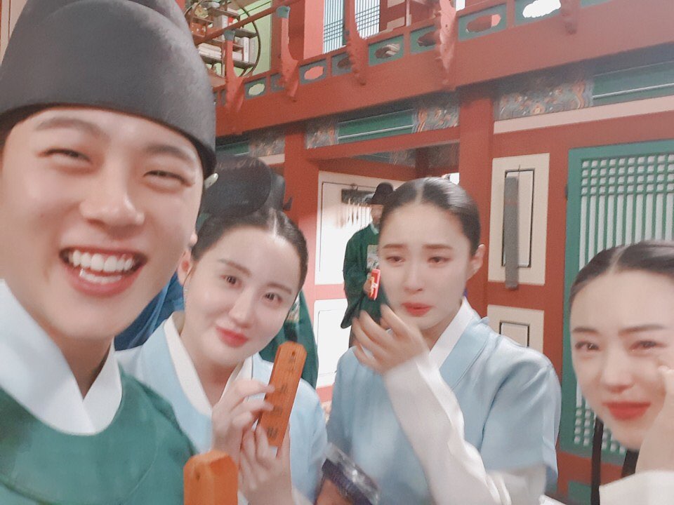Actor Shin Se-kyung has unveiled his last tearful shooting day.On the 18th, Shin Se-kyung posted a picture on his instagram with a picture of My beloved family members.In the photo, Shin Se-kyung is wearing eyebrows when he sells it to his red eyes as if he was crying.Along with Shin Se-kyung, Jang Yu-bin and Lee Ye-rim Actor are smiling with their crying faces, and the only three of them are smiling with cute smiles.The MBC drama Na Hae-ryung, starring Shin Se-kyung, will be broadcasted at 8:55 pm on the 26th.Photo = Shin Se-kyung Instagram