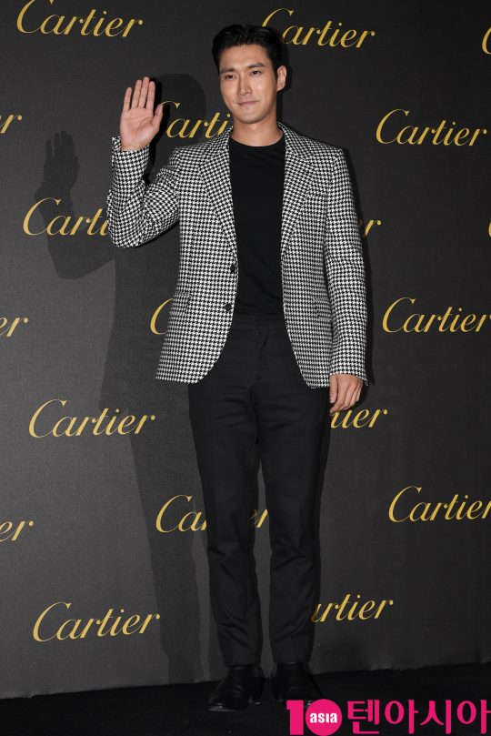 Super Junior Choi Siwon poses at the Cartier Just Aint Clue party held at Es Factory in SeongSeongdong District, Seoul on the afternoon of the 19th.