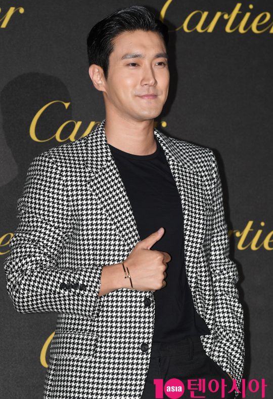 Super Junior Choi Siwon poses at the Cartier Just Aint Clue Party held at Es Factory in SeongSeongdong District, Seoul on the afternoon of the 19th.