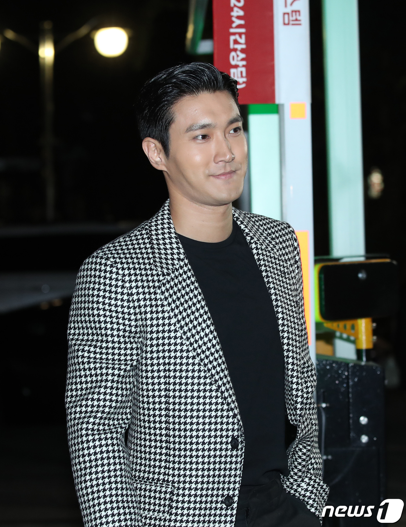 Seoul:) = Super Junior Choi Siwon attends a Party at a store in Seongsu-dong, Seoul, on the afternoon of the 19th. September 19, 2019.