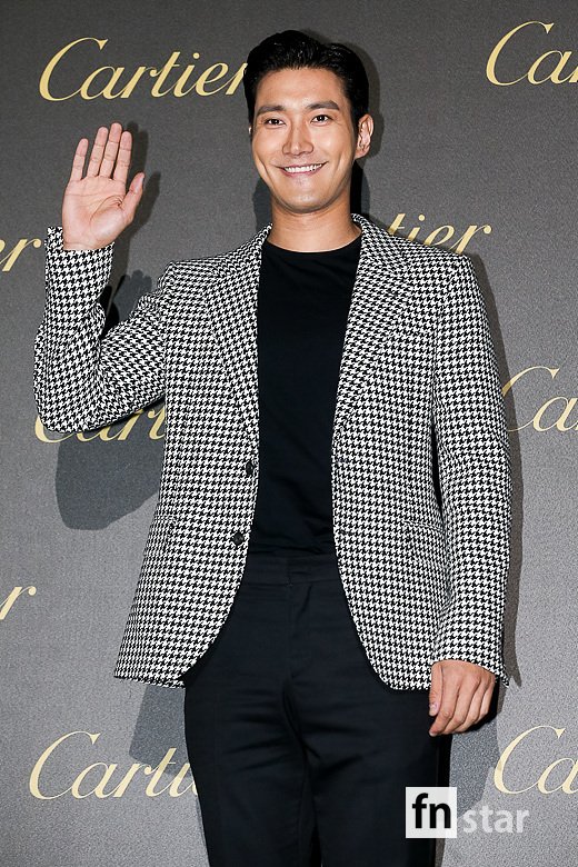 Super Junior Choi Siwon attends the Cartier Just Aint Clue Party at the Esfactory in SeongSeongdong District, Seoul on the afternoon of the 19th and has photo time.