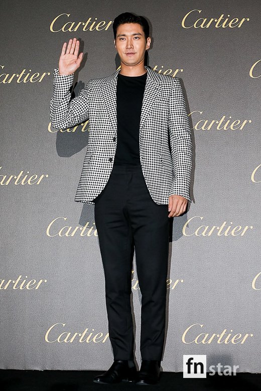 Super Junior Choi Siwon attends the Cartier Just Aint Clue Party at the Esfactory in SeongSeongdong District, Seoul on the afternoon of the 19th and has photo time.