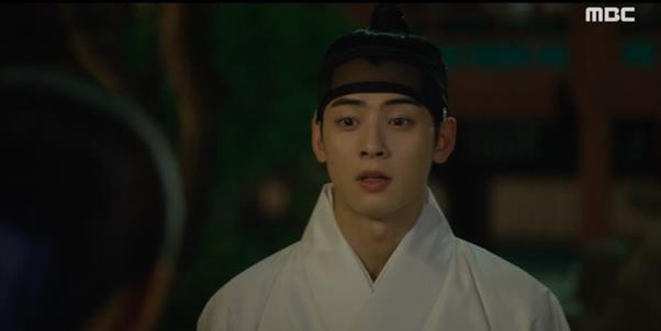 Cha Eun-woo tries to reassure Shin Se-kyungIn MBC drama Rookie Historian Goo Hae-ryung, which aired on the 18th, Lee Rim (Cha Eun-woo) came out after seeing Lee Kyum (Yoon Jong-hoon) in his dream and was shown encountering Rookie Historian Goo Hae-ryung.Rookie Historian Goo Hae-ryung was worried about Irim and asked, Have you had another dream? Shall I ask my Lord to give me some medicine?Lee said, It is not like that. It is a little strange. Mama brought me to the tomb of the king.Rookie Historian Goo Hae-ryung, who agreed with Irim, said, Are you nervous? And Irim said, If today is the 20th anniversary of the lungs, it means that he died the day I was born.To Irim, the king was a child who was heard as a child, and he should never take it out of his mouth no matter what.Lee said to Rookie Historian Goo Hae-ryung, who listened to the end, Go and rest, but Rookie Historian Goo Hae-ryung did not easily get out of the worry of Lee.Lee said, Since you came to the meltdown, there has never been a bad dream ever The Swindlers.So now you do not have to worry about me. The warm words of Lee Rim for Rookie Historian Goo Hae-ryung gave the audience a thrill.Meanwhile, New Officer Rookie Historian Goo Hae-ryung is broadcast every Wednesday and Thursday at 8:55 pm.
