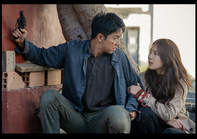 Netflix unveils Vagabond to ex-WorldNetflix said on the 19th, The SBS new gilt drama Vagabond will be released simultaneously on Netflix on the 20th. Service will be provided from 1 hour after the end of the regular broadcast in Korea, and all episodes will be released on November 10th.Vagabond is a story about the dangerous and naked adventures of Vagabond who have lost their families, affiliations and names to find concealed truths.Director Yoo In-sik, who directed Lee Seung-gi and Bae Suzy, Dons Avatar, Giant, Romantic Doctor Kim Sabu, and Dons Avatar, Giant, Giant, Empress, Jang Young-cheol and Jeong Kyung-soon,Lee Seung-gi was a car that lost his nephew to the childrens Taekwondo demonstration team in a plane crash to Morocco, and Bae Suzy was a contract worker at the Embassy of Morocco Korea and a special agent of the NIS.Lee Seung-gi, who continues to perform brilliantly across entertainment, drama, and movies, challenges intelligence action.Bae Suzy, who is expanding his capacity as an actor, will offer a variety of fun from high-level action to melodrama and comic.In order to digest the action scene of the plum large scale, Lee Seung-gi, Bae Suzy and other major cast members received intense action training three months before shooting, and veteran actors such as Shin Sung-rok, Moon Jung-hee, Moon Sung-geun, Lee Kyung-young and Baek Yoon-sik add depth to the drama.Here, the beautiful visual beauty of overseas locations such as Morocco and Portugal, which have been shot for a long time, and the huge scale of action and story will capture the viewers of the world as well as the domestic viewers and show the power and value of the K-drama once again.Vagabond, which will show intense stories with intelligence and action, reversal and thrill, melodrama and laughter, is served by Netflix as a subtitle of 28 languages, dubbing of 4 languages ​​in more than 190 countries, and dubbing of Korean voice commentary for the visually impaired.Vagabond Former World Disclosure Definition After the end of the regular Korean broadcasting, only Japan will be released on November 10