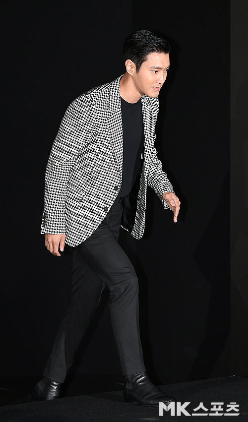 Singer Choi Siwon poses at a brand photo call held in Seongsu-dong, SeongSeongdong District, Seoul on the afternoon of the 19th.The event was attended by Kang Daniel, Black Pink Index, El, Shin Min-a and Sung-hoon.