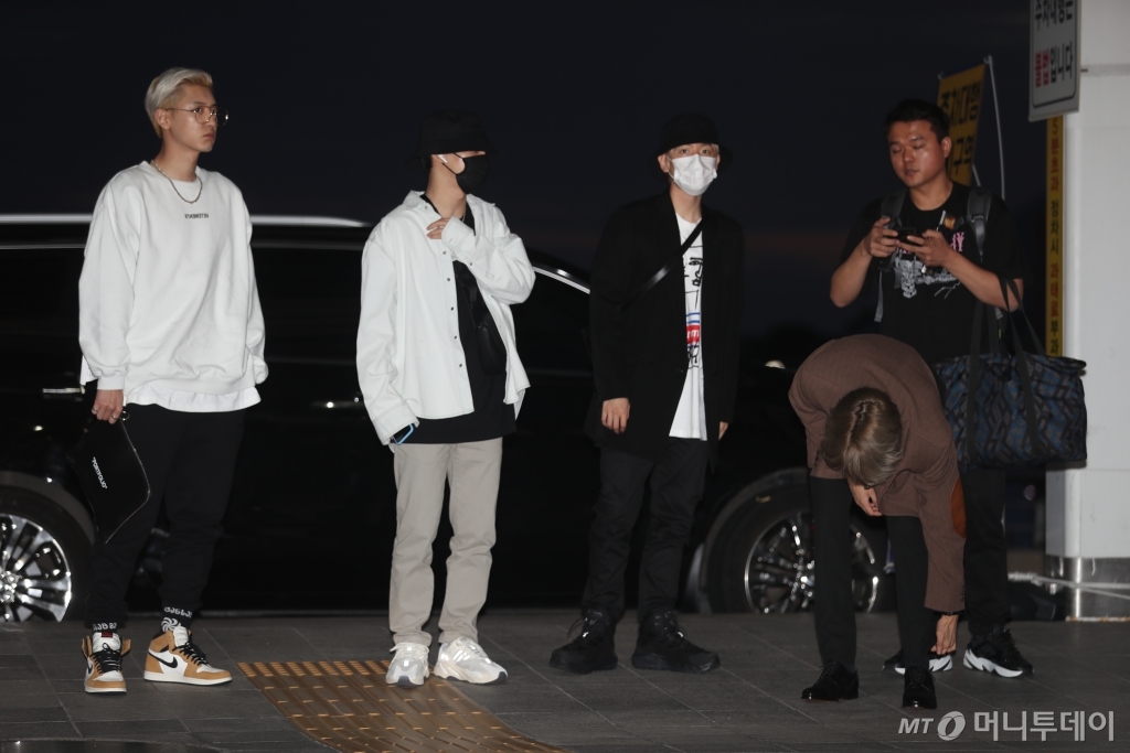 Group EXO (EXO) Guardian, Chanyeol, Kai, Baekhyun, Sehun and Chen are leaving Incheon International Airport on the afternoon of the 19th for a concert in Bangkok, Thailand.