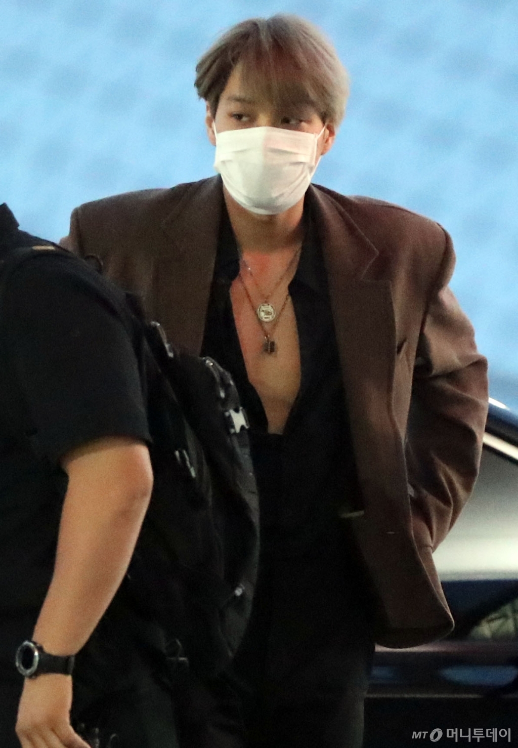 Group EXO (EXO) Guardian, Chanyeol, Kai, Baekhyun, Sehun and Chen are leaving Incheon International Airport on the afternoon of the 19th for a concert in Bangkok, Thailand.