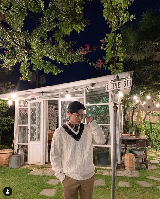 Group EXO Suho boasted an intellectual beauty on setSuho posted a picture on his personal Instagram page on September 19, with an article entitled YOLO (Yolo: The Ending of Life is Only Once).Suho in the photo is wearing a white knit, beige pants, and gold glasses.Behind Suho, there is a leaf that has begun to be reddish, and there is a warehouse with lighted lights, so the autumn night with the picture is well expressed.Suho grabbed the glassethe in the autumn night landscape and looked at the ground, adding an intellectual atmosphere.Choi Yu-jin