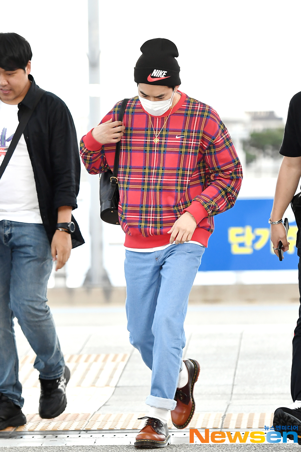 EXO members Suho, Chan Yeol, Kai, Baekhyun, Sehun and Chen departed for Thailand Bangkok on September 19 afternoon to attend the EXO PLANET #5 - EXpLOration - In Bangk schedule through the Incheon International Airport in Unseo-dong, Jung-gu, Incheon.EXO (EXO) member Suho is leaving for Thailand Bangkok.exponential earthquake